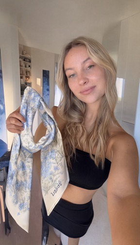 The picture that came out: the presenter holding the scarf up to the camera